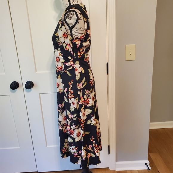 Gorgeous Floral Dress - Picture 4 of 6